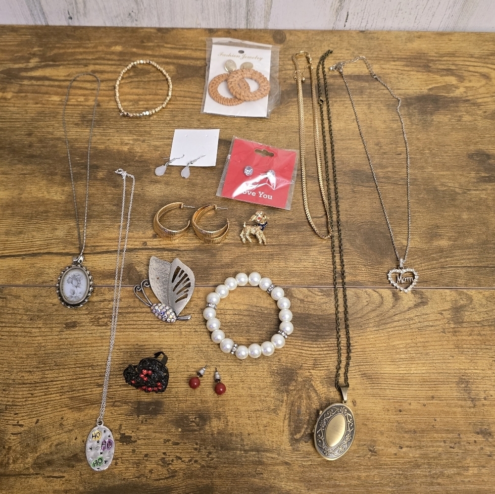 Jewerly Lot Of 15, Necklaces, Pendants, Earrings, Bracelets. Nothing Broken